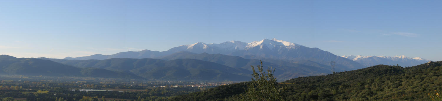 Vue panoramique du massif du canigou ( canigo ) prise de la garrigue de Nefiach .